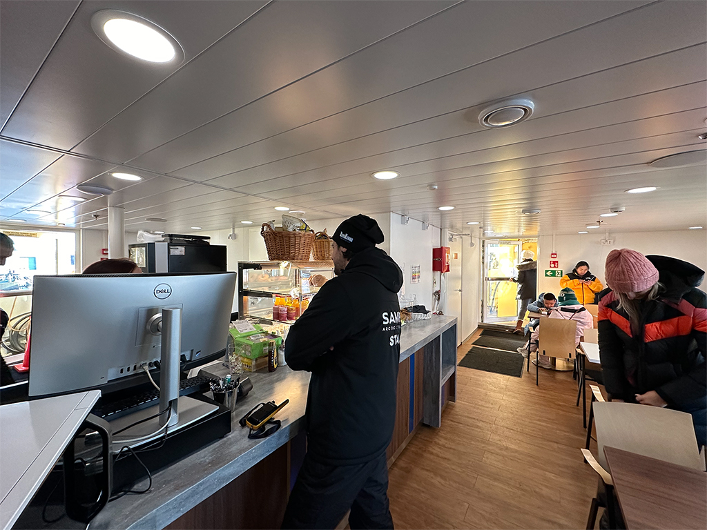 Icebreaker Arktis cruise restaurant